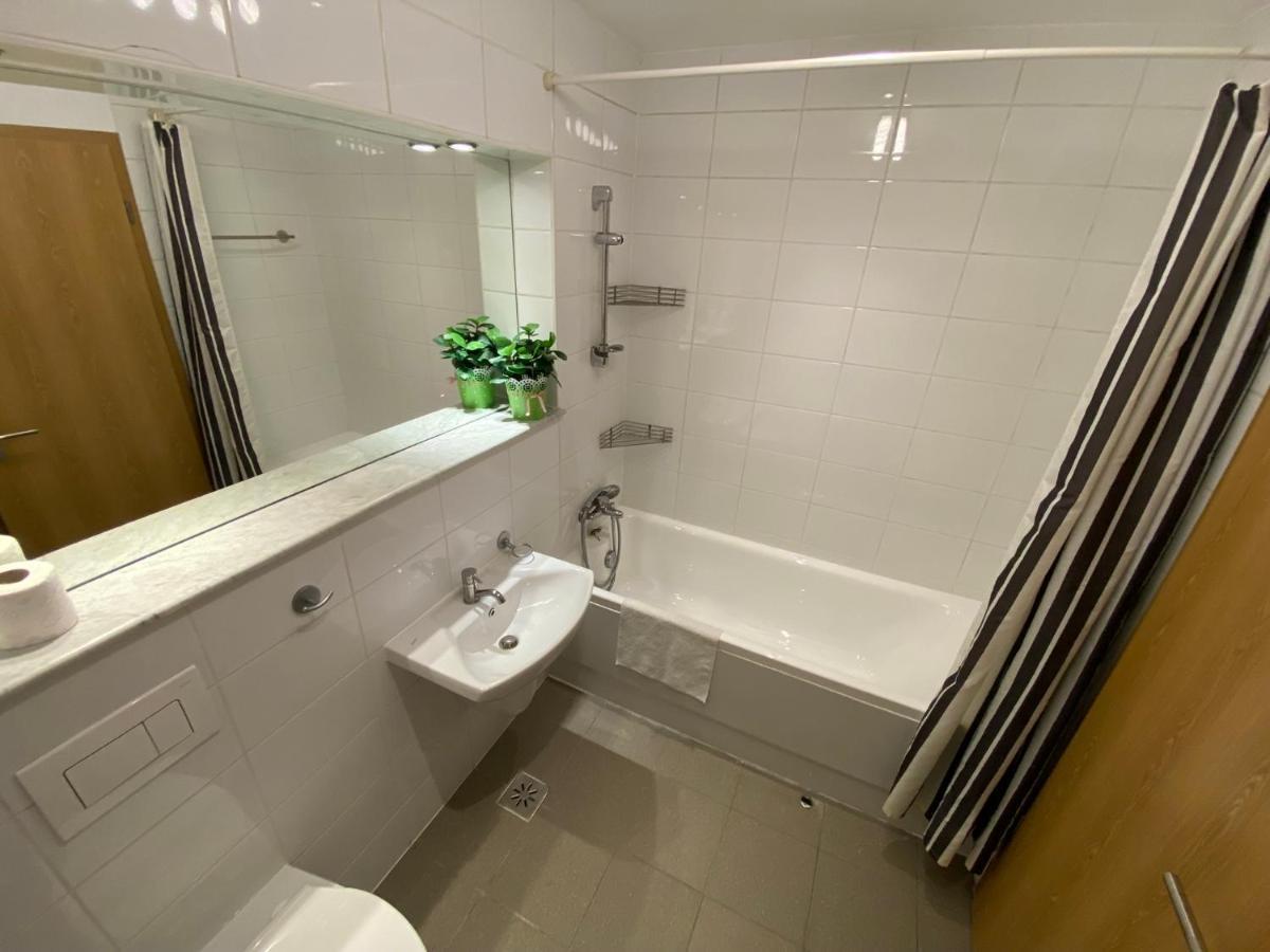 Green Apartment 214 With Private Parking Bucureşti Ngoại thất bức ảnh